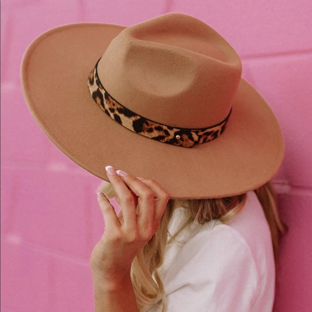 Tan brown felt hat: leopard hat band.